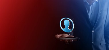 İşadamı elinde kullanıcı erkek, kadın 3D tarzında bir ikon tutuyor. İnternet simgeleri arayüzü önplanı. genel ağ medya kavramı