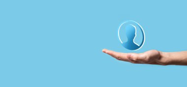 İşadamı elinde kullanıcı erkek, kadın 3D tarzında bir ikon tutuyor. İnternet simgeleri arayüzü önplanı. genel ağ medya kavramı