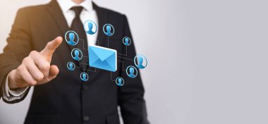 E- posta ve kullanıcı simgesi, imza, sembol pazarlama ya da bülten konsepti, diyagram. E- posta gönderme. Posta ve SMS pazarlama kavramı. İş dünyasında doğrudan satış şeması. E- posta için istemci listesi