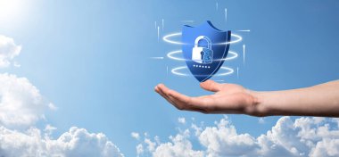 Siber güvenlik ağı. Asma kilit simgesi ve internet teknolojisi ağı. Kişisel bilgileri ve sanal arayüzü koruyan bir iş adamı. Veri koruma gizlilik kavramı. GDPR. AB. Dijital suç.