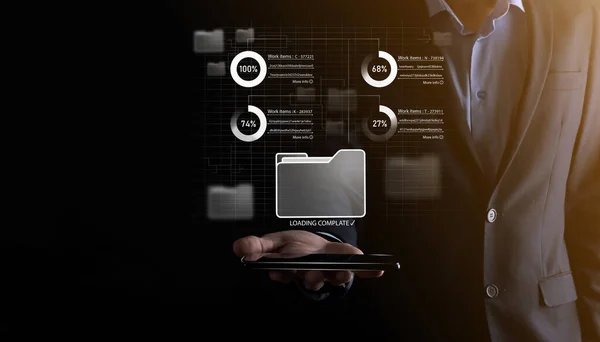 Girişimci el, yenilikçi yazılım geliştirme, zayıf proje yönetim aracını gösteren sanal modern bilgisayar üzerinde tahta çerçeve kullanıyor. Belge Yönetim Sistemi DMS.