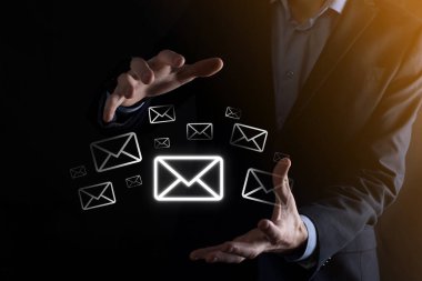 E-posta pazarlama ve bülten konsepti. Haber bülteni e-postası ile bizimle irtibata geçin ve kişisel bilgilerinizi posta konseptinden koruyun. İş dünyasındaki doğrudan satışların şeması. E- posta için istemci listesi