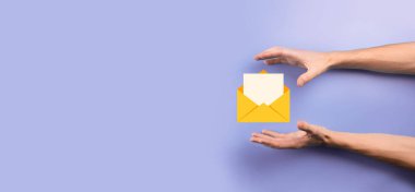 İş adamı elinde mektup simgesi, e-posta simgeleri. Haber bülteni e- postası ile bizimle irtibata geçin ve kişisel bilgilerinizi spam postasından koruyun. Müşteri hizmetleri çağrı merkezi bizimle irtibata geçin.