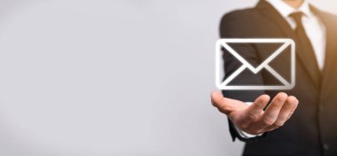 Erkek el ele tutuşan mektup simgesi, e- posta simgeleri. Haber bülteni e- postası ile bizimle iletişime geçin ve kişisel bilgilerinizi spam postasından koruyun. Müşteri hizmetleri çağrı merkezi bizimle bağlantı kurar. E- posta pazarlama ve haber bülteni.