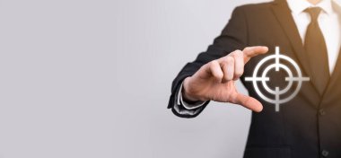 Hedefleme konsepti iş adamının elinde hedef tahtası çizimi. Hedef ve yatırım hedefi kavramı