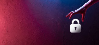 Siber güvenlik ağı. Asma kilit simgesi ve internet teknolojisi ağı. Tablet ve sanal arayüzde veri kişisel bilgilerini koruyan bir iş adamı. Veri koruma gizlilik kavramı. GDPR. AB.