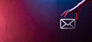 İş adamı elinde e-posta simgesi ile bizimle iletişim kurar ve kişisel bilgilerinizi spam postalarından korur. Müşteri hizmetleri çağrı merkezi bizimle iletişim kurar.