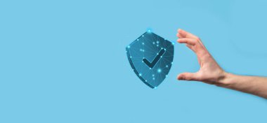 İşadamı poligon kalkanını kene ikonu ile düşük tutuyor.Güvenli Erişim Sistemi Konsepti. Yatırım için İş Mali Garanti. Antivirüs konsepti. Teknoloji güvenliği. Koruma ağı, güvenli veri.