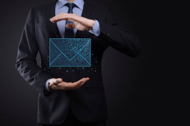 İş adamı elinde mektup simgesi, e-posta simgeleri. Haber bülteni e- postası ile bizimle irtibata geçin ve kişisel bilgilerinizi spam postasından koruyun. Müşteri hizmetleri çağrı merkezi bizimle irtibata geçin.