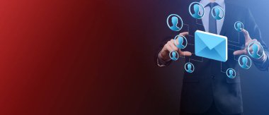 Boş bir iş. Siyah arka planda takım elbiseli bir işadamı ellerini koruyucu bir şekilde tutar. Bakım ve himaye jesti.