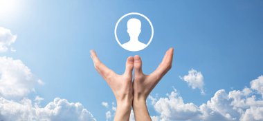 Takım elbiseli iş adamı kullanıcının el ikonunu tutuyor. İnternet simgeleri arayüzü önplanı. küresel ağ medya kavramı, sanal ekranlarda iletişim, kopyalama alanı.