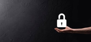 Siber güvenlik ağı. Asma kilit simgesi ve internet teknolojisi ağı. Tablet ve sanal arayüzde veri kişisel bilgilerini koruyan bir iş adamı. Veri koruma gizlilik kavramı. GDPR. AB.