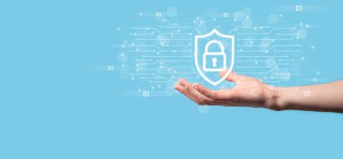 Koruma ağı güvenlik bilgisayarı ve veri konseptinizi güvene alın. Kalkan koruması simgesi taşıyan iş adamı. kilit sembolü, güvenlik kavramı, siber güvenlik ve tehlikelere karşı koruma.