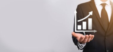 Grafik büyümesi ve işletmelerinde grafik pozitif göstergelerin artması işadamı. Yatırım konsepti. Satış verileri ve ekonomik, strateji ve planlama, Dijital pazarlama ve borsa analizi..