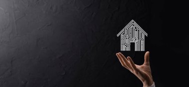 Ev idaresi ikonu. Mart evi kontrollü, akıllı ev ve ev otomasyon uygulaması konsepti. PCB tasarımı ve akıllı telefonu olan kişi. Yenilik teknolojisi internet ağı kavramı