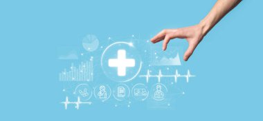 İş adamının elinde sanal ve tıbbi ağ bağlantısı simgeleri var. Covid-19 salgını insanları bilinçlendirir ve sağlık hizmetlerine dikkat çeker. Doktor, belge, ilaç, ambulans, hasta ikonu