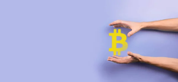 青い背景にビットコインのアイコンを持つ男性の手 Bitcoin暗号通貨デジタルビットコインBtc通貨技術ビジネスインターネットコンセプト — ストック写真