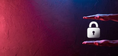 Siber güvenlik ağı. Asma kilit simgesi ve internet teknolojisi ağı. Tablet ve sanal arayüzde veri kişisel bilgilerini koruyan bir iş adamı. Veri koruma gizlilik kavramı. GDPR. AB.