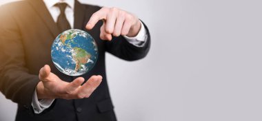 3D Dünya gezegeni küresi erkek, kadın eli, elleri mavi arka planda. Çevre koruma kavramı. Bu görüntünün elementleri NASA tarafından desteklenmektedir.