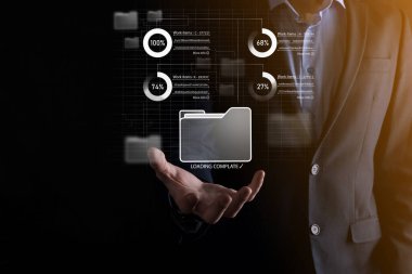 Girişimci el, yenilikçi yazılım geliştirme, zayıf proje yönetim aracını gösteren sanal modern bilgisayar üzerinde tahta çerçeve kullanıyor. Belge Yönetim Sistemi DMS.