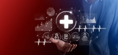 İş adamının elinde sanal ve tıbbi ağ bağlantısı simgeleri var. Covid-19 salgını insanları bilinçlendirir ve sağlık hizmetlerine dikkat çeker. Doktor, belge, ilaç, ambulans, hasta ikonu