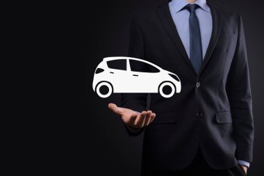 Araba ikonu tutan adamın dijital bileşimi. Araba sigortası ve araba servisi konsepti. Bir jest ve araba ikonu sunan bir iş adamı.