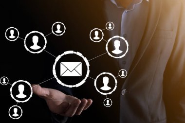 E- posta ve kullanıcı simgesi, imza, sembol pazarlama ya da bülten konsepti, diyagram. E- posta gönderme. Posta ve SMS pazarlama kavramı. İş dünyasında doğrudan satış şeması. E- posta için istemci listesi