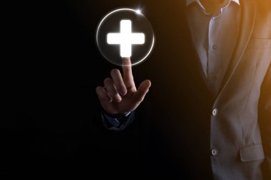 İş adamının elinde sanal ve tıbbi ağ bağlantısı simgeleri var. Covid-19 salgını insanları bilinçlendiriyor ve sağlık hizmetlerine dikkat çekiyor.