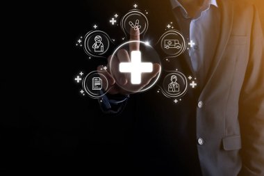 İş adamının elinde sanal ve tıbbi ağ bağlantısı simgeleri var. Covid-19 salgını insanları bilinçlendirir ve sağlık hizmetlerine dikkat çeker. Doktor, belge, ilaç, ambulans, hasta ikonu