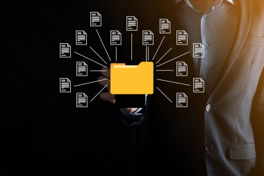 Belge Yönetim Sistemi DMS. İş adamı dizin ve belge simgesini saklar. Şirket dosyaları ve bilgilerini arşivlemek, aramak ve yönetmek için yazılımdır. İnternet Teknoloji Konsepti. Dijital Güvenlik