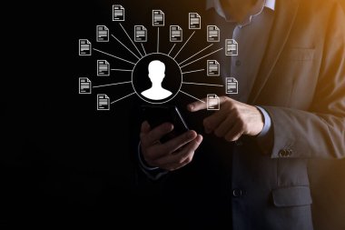 Belge Yönetim Sistemi DMS. İş adamı kullanıcı ve belge simgesini elinde tutar. Şirket dosyaları ve bilgilerini arşivlemek, aramak ve yönetmek için yazılımdır. İnternet Teknoloji Konsepti. Dijital Güvenlik