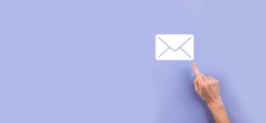 İş adamı elinde e-posta simgesi ile bizimle iletişim kurar ve kişisel bilgilerinizi spam postalarından korur. Müşteri hizmetleri çağrı merkezi bizimle iletişim kurar.