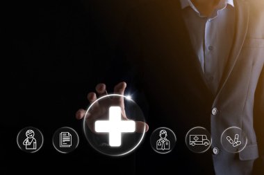 İş adamının elinde sanal ve tıbbi ağ bağlantısı simgeleri var. Covid-19 salgını insanları bilinçlendirir ve sağlık hizmetlerine dikkat çeker. Doktor, belge, ilaç, ambulans, hasta ikonu