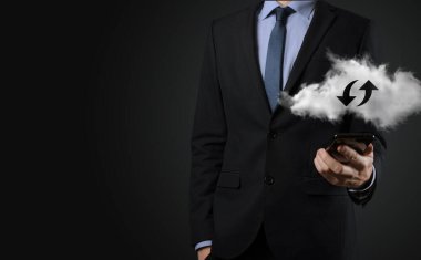 Bulut teknolojisi. Karanlıkta yukarı aşağı iki ok olan çokgen kablo depolama işareti. Bulut hesaplama, büyük veri merkezi, gelecekteki altyapı, dijital ai konsepti. Sanal sunucu simgesi.