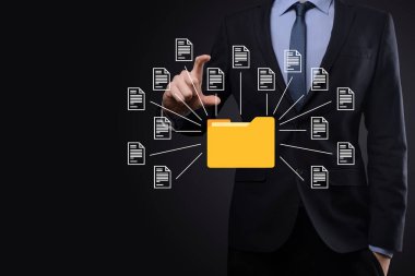 Belge Yönetim Sistemi DMS. İş adamı dizin ve belge simgesini saklar. Şirket dosyaları ve bilgilerini arşivlemek, aramak ve yönetmek için yazılımdır. İnternet Teknoloji Konsepti. Dijital Güvenlik