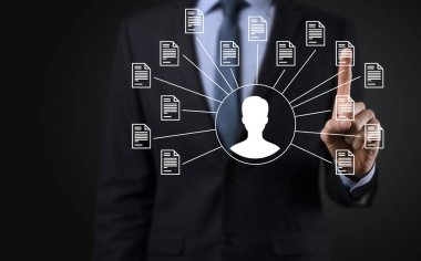 Belge Yönetim Sistemi DMS. İş adamı kullanıcı ve belge simgesini elinde tutar. Şirket dosyaları ve bilgilerini arşivlemek, aramak ve yönetmek için yazılımdır. İnternet Teknoloji Konsepti. Dijital Güvenlik