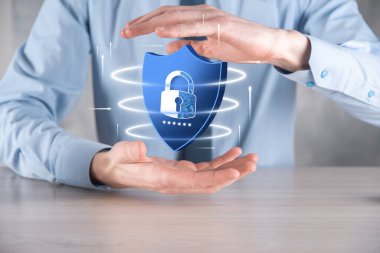 Siber güvenlik ağı. Asma kilit simgesi ve internet teknolojisi ağı. Kişisel bilgileri ve sanal arayüzü koruyan bir iş adamı. Veri koruma gizlilik kavramı. GDPR. AB. Dijital suç.