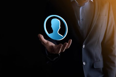 İşadamı elinde kullanıcı erkek, kadın 3D tarzında bir ikon tutuyor. İnternet simgeleri arayüzü önplanı. genel ağ medya kavramı