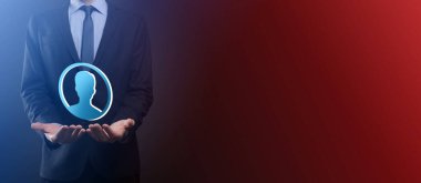 İşadamı elinde kullanıcı erkek, kadın 3D tarzında bir ikon tutuyor. İnternet simgeleri arayüzü önplanı. genel ağ medya kavramı