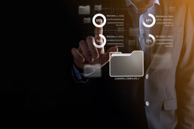 Girişimci el, yenilikçi yazılım geliştirme, zayıf proje yönetim aracını gösteren sanal modern bilgisayar üzerinde tahta çerçeve kullanıyor. Belge Yönetim Sistemi DMS.