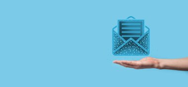 İş adamı elinde mektup simgesi, e-posta simgeleri. Haber bülteni e- postası ile bizimle irtibata geçin ve kişisel bilgilerinizi spam postasından koruyun. Müşteri hizmetleri çağrı merkezi bizimle irtibata geçin.