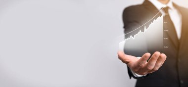Grafik büyümesi ve işletmelerinde grafik pozitif göstergelerin artması işadamı. Yatırım konsepti. Satış verileri ve ekonomik, strateji ve planlama, Dijital pazarlama ve borsa analizi..
