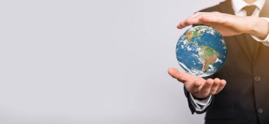 3D Dünya gezegeni küresi erkek, kadın eli, elleri mavi arka planda. Çevre koruma kavramı. Bu görüntünün elementleri NASA tarafından desteklenmektedir.