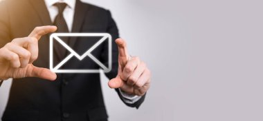 Erkek el ele tutuşan mektup simgesi, e- posta simgeleri. Haber bülteni e- postası ile bizimle iletişime geçin ve kişisel bilgilerinizi spam postasından koruyun. Müşteri hizmetleri çağrı merkezi bizimle bağlantı kurar. E- posta pazarlama ve haber bülteni.