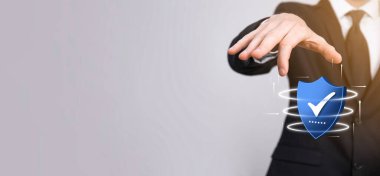 İşadamı poligon kalkanını kene ikonu ile düşük tutuyor.Güvenli Erişim Sistemi Konsepti. Yatırım için İş Mali Garanti. Antivirüs konsepti. Teknoloji güvenliği. Koruma ağı, güvenli veri.