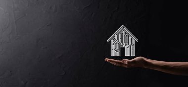 Ev idaresi ikonu. Mart evi kontrollü, akıllı ev ve ev otomasyon uygulaması konsepti. PCB tasarımı ve akıllı telefonu olan kişi. Yenilik teknolojisi internet ağı kavramı