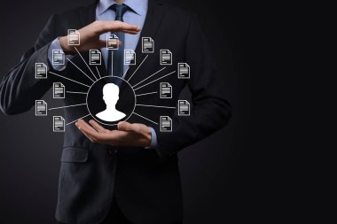 Belge Yönetim Sistemi DMS. İş adamı kullanıcı ve belge simgesini elinde tutar. Şirket dosyaları ve bilgilerini arşivlemek, aramak ve yönetmek için yazılımdır. İnternet Teknoloji Konsepti. Dijital Güvenlik