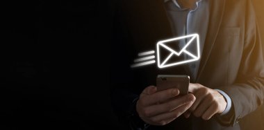 E-posta pazarlama ve bülten konsepti. Haber bülteni e-postası ile bizimle irtibata geçin ve kişisel bilgilerinizi posta konseptinden koruyun. İş dünyasındaki doğrudan satışların şeması. E- posta için istemci listesi