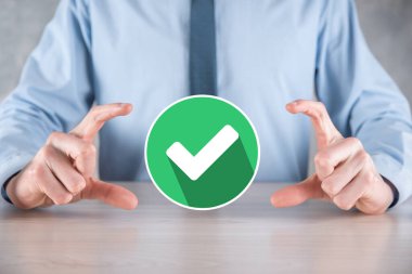 Elinizde yeşil simge işareti, İşaretle İşaretle İşaretle İşaretle işareti, sağ işaret, çember yeşil işaretleme düğmesi, tamam. Koyu arkaplan üzerinde. Banner. Boşluğu kopyala.