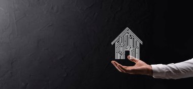 Ev idaresi ikonu. Mart evi kontrollü, akıllı ev ve ev otomasyon uygulaması konsepti. PCB tasarımı ve akıllı telefonu olan kişi. Yenilik teknolojisi internet ağı kavramı